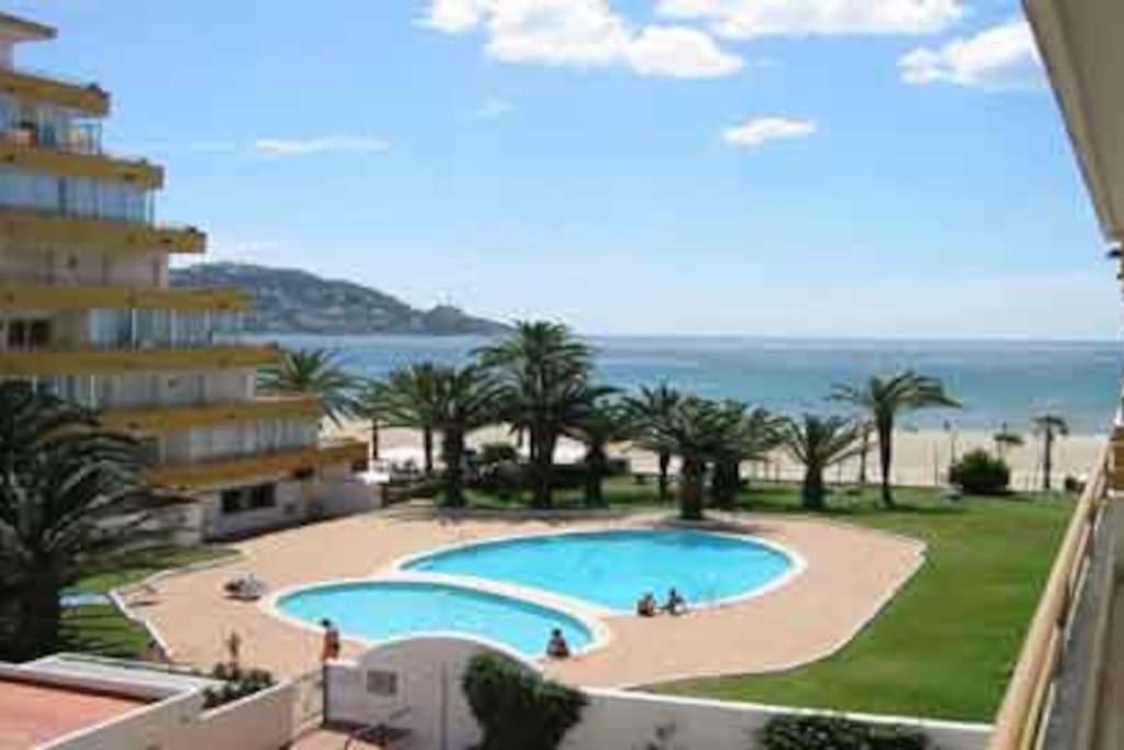 Beautiful Apartment In Front Of Beach, Pool, View Росес Екстериор снимка